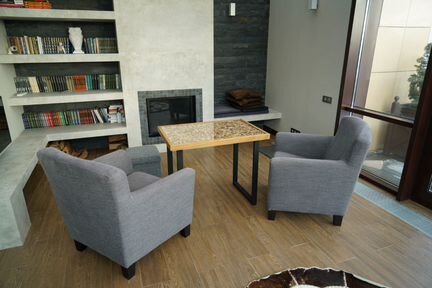 Стол из массива дуба с винным пробками