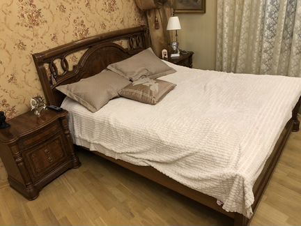 Шкаф, кровать, комод и 2 тумбы Италия