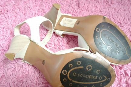 Босоножки белые